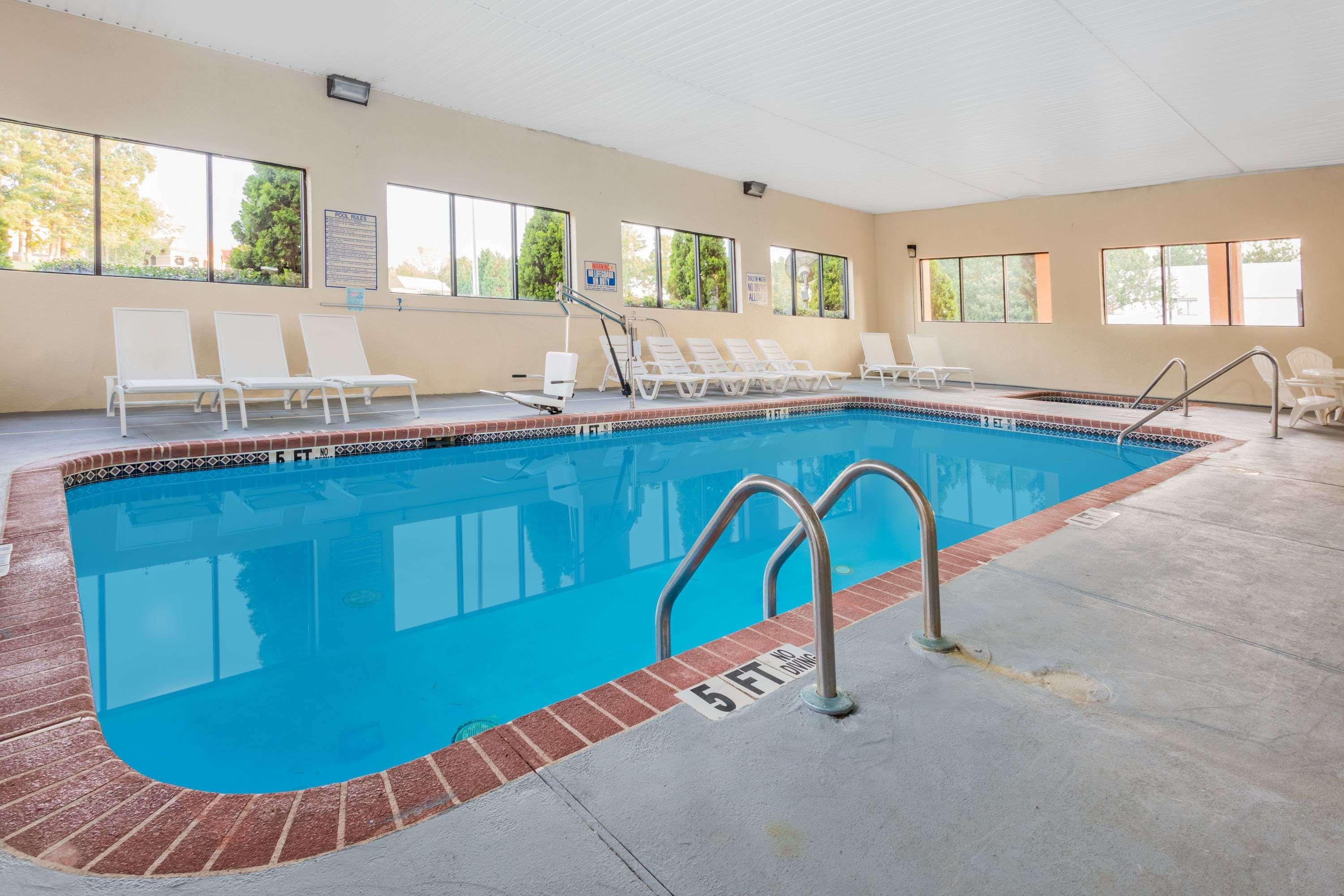 Days Inn & Suites By Wyndham Peachtree Corners Norcross Eksteriør billede